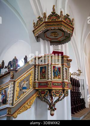 Intérieur de l'église Sankt Laurentii Kirke avec chaire Renaissance ornée et figures sculptées, Kerteminde, Funen, Danemark du Sud Banque D'Images