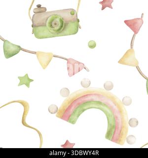 Modèle sans couture avec des jouets écologiques pour bébé. L'illustration avec un appareil photo en bois, un arc-en-ciel et des drapeaux est dessinée à la main à l'aquarelle. Pour la chambre des enfants Banque D'Images