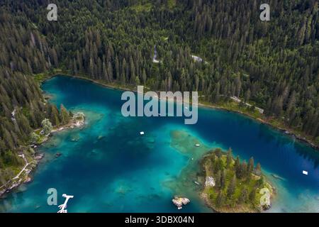 Vue aérienne sur les eaux turquoises sereines du lac Caumasee entouré de forêts denses de conifères, un joyau naturel niché dans les Alpes suisses, Flims, Banque D'Images