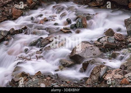 Vue de cascades d'eau précipitées sur des rochers accidentés, créant un jeu dynamique de mouvement et de texture, une scène sereine mais puissante, Kalam, Khyber Pakht Banque D'Images