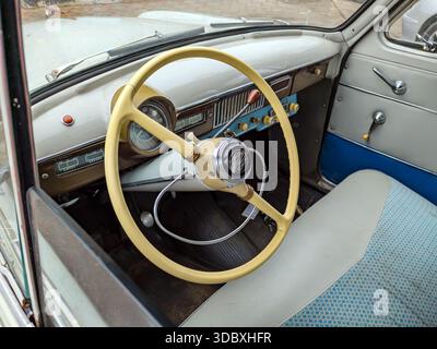 Voronej, Russie - 10 novembre 2024 : vue de la partie avant de l'intérieur de la voiture Moskvich-407 Banque D'Images