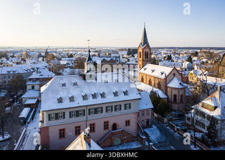Vue aérienne sur le Pfälzer Schloss, les toits poussiéreux de neige et l'imposante flèche de l'église perçant le ciel hivernal frais, projetant de longues ombres à travers le Banque D'Images