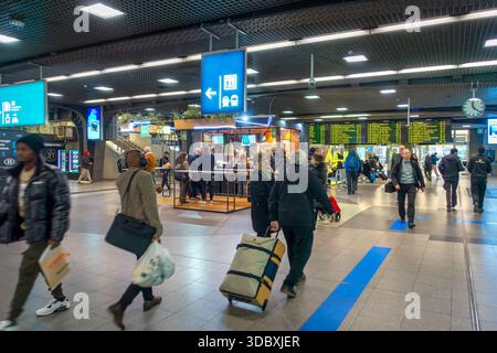 Voyageurs / navetteurs / touristes dans le hall principal de la gare NMBS Bruxelles-Sud / Gare de Bruxelles-midi dans la ville Bruxelles, Belgique Banque D'Images