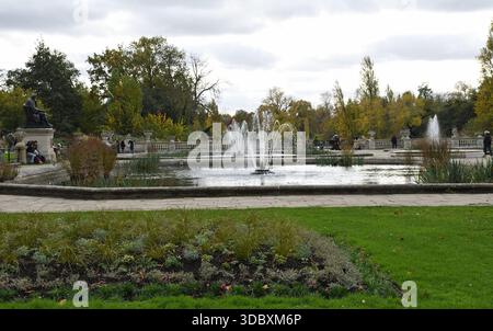 Fontaine, jardins italiens, jardins de Kensington, Londres, Enlgand, Royaume-Uni - visiteurs appréciant les jardins; Banque D'Images
