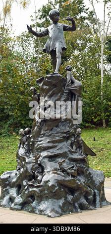 Statue de Peter Pan, jardins de Kensington, Londres, Angleterre, Royaume-Uni - statue en bronze de Peter Pan jouant une pipe. Banque D'Images