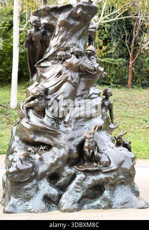 Base de la statue de Peter Pan incorporant des personnages de la littérature pour enfants, jardins de Kensington, Londres, Angleterre, Royaume-Uni Banque D'Images