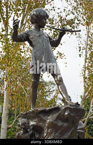Statue de Peter Pan, jardins de Kensington, Londres, Angleterre, Royaume-Uni - statue en bronze de Peter Pan jouant une pipe. Banque D'Images