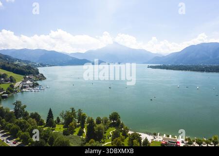 Vue aérienne du lac tranquille reflétant le ciel, encadré par des arbres verdoyants et les montagnes majestueuses, Mondsee, haute-Autriche, Autriche. Banque D'Images