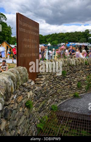 Travaillez avec votre jardin caractéristique (murs en grès, fougères dans les crevasses, grille) - RHS Flower Show Wentworth Woodhouse 2025, Yorkshire Angleterre Royaume-Uni. Banque D'Images