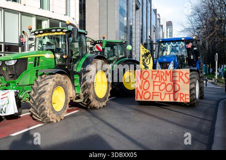 Bruxelles, Bruxelles, Belgique. 18 décembre 2025. Les agriculteurs européens affrontent la police à Bruxelles.ce qui a commencé comme une marche pacifique des agriculteurs européens à Bruxelles s'est terminé par de violentes émeutes au Parlement européen. Les agriculteurs se sont réunis à Bruxelles lors d'un sommet de l'UE de plusieurs jours pour exprimer leur mécontentement face à l'accord commercial Mercosur entre l'Europe et plusieurs pays sud-américains. Plusieurs agriculteurs se sont affrontés avec la police belge au Parlement européen. Des pommes de terre, des œufs, des bouteilles et d'autres objets ont été jetés. Tout a été détruit en divers endroits. Des centaines de tracteurs ont apporté traffi Banque D'Images