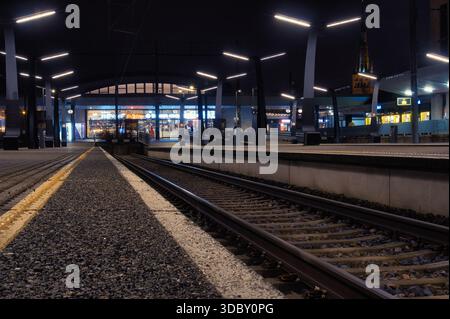 Vue de nuit de la gare de Balti Jaam, Tallinn Banque D'Images