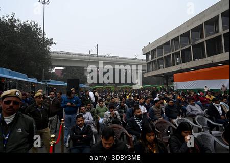 NEW DELHI, INDE - 18 DÉCEMBRE : Delhi cm Rekha Gupta pendant le drapeau des bus DTC inter-États électriques de Dhaula Kuan à Dharuhera au Maharana Pratap Inter State bus terminal, le 18 décembre 2025 à New Delhi, Inde. Les responsables ont déclaré que le service était destiné aux navetteurs quotidiens, y compris les employés de bureau, les étudiants et les travailleurs industriels voyageant entre Delhi, Gurugram, Manesar et Dharuhera. Le gouvernement de Delhi a lancé un nouveau service de bus électrique inter-états entre Dhaula Kuan à Delhi et Dharuhera dans le Haryana et a ajouté 100 bus électriques à la flotte DTC de Delhi transport Corporation. Photo Banque D'Images