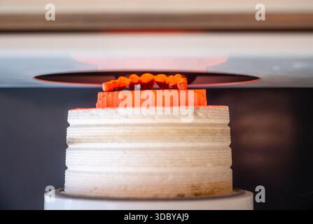 Procédé de cuisson de couronne dentaire de zircone dans un four de frittage à haute température, production de prothèses en céramique dans un laboratoire dentaire moderne. Banque D'Images