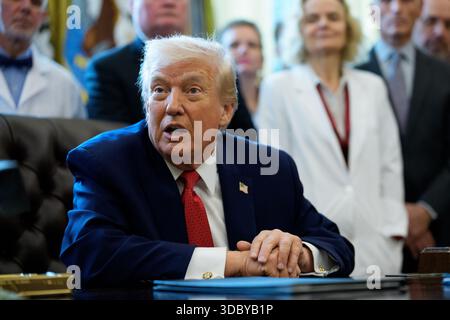 Washington, États-Unis. 18 décembre 2025. Le président américain Donald J Trump signe un décret reclassant la marijuana comme une drogue moins dangereuse dans le bureau ovale de la Maison Blanche à Washington, DC, le jeudi 18 décembre 2025. Photo de Aaron Schwartz/UPI crédit : UPI/Alamy Live News Banque D'Images