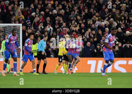 Selhurst Park, Selhurst, Londres, Royaume-Uni. 18 décembre 2025. Europa Conference League Football, Crystal Palace versus KUPS ; Justin Devenny de Crystal Palace célèbre avoir marqué son 2e but du match à la 76e minute pour 2-2 avec son équipe crédit : action plus Sports/Alamy Live News Banque D'Images