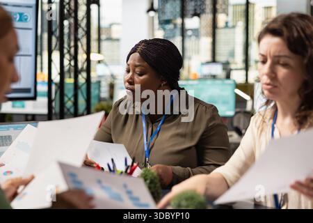 Les membres du personnel de l'entreprise font preuve d'autonomie par l'action, alignant leurs idées sur la stratégie et la vision de l'entreprise pour mener un projet vers la réussite et l'efficacité de l'entreprise. Banque D'Images