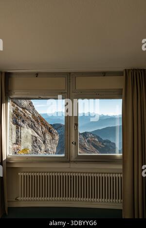 Vue d'automne à couper le souffle depuis la montagne Pilatus en Suisse Banque D'Images