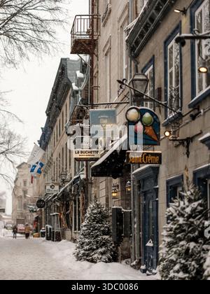 Le Vieux-Québec est carte postale en hiver avec des rues enneigées, des lumières festives et des marchés de Noël créent de la magie dans le Vieux-Québec historique, Canada. Banque D'Images