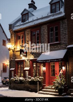 Le Vieux-Québec est carte postale en hiver avec des rues enneigées, des lumières festives et des marchés de Noël créent de la magie dans le Vieux-Québec historique, Canada. Banque D'Images