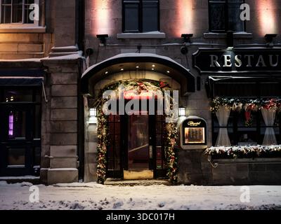 Le Vieux-Québec est carte postale en hiver avec des rues enneigées, des lumières festives et des marchés de Noël créent de la magie dans le Vieux-Québec historique, Canada. Banque D'Images