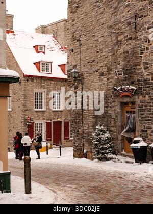 Le Vieux-Québec est carte postale en hiver avec des rues enneigées, des lumières festives et des marchés de Noël créent de la magie dans le Vieux-Québec historique, Canada. Banque D'Images