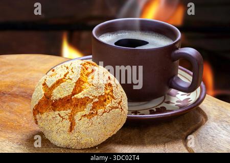 Petit déjeuner avec pain de maïs portugais. Banque D'Images