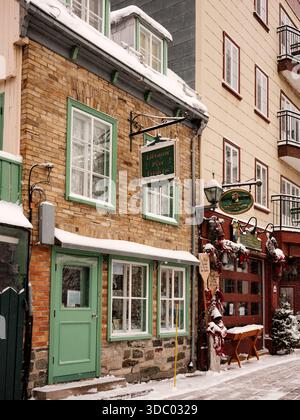 Le Vieux-Québec est carte postale en hiver avec des rues enneigées, des lumières festives et des marchés de Noël créent de la magie dans le Vieux-Québec historique, Canada. Banque D'Images