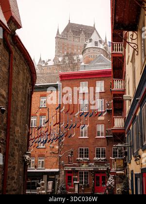 Le Vieux-Québec est carte postale en hiver avec des rues enneigées, des lumières festives et des marchés de Noël créent de la magie dans le Vieux-Québec historique, Canada. Banque D'Images