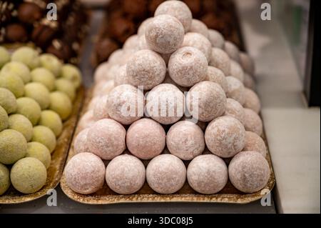Bonbons au praliné au chocolat faits à la main, qualité hogh sans huile de palme, friandises élégantes et en bouchées avec des revêtements brillants, cacao riche, avec une garniture différente Banque D'Images