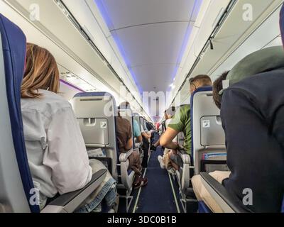 BELGRADE, SERBIE - 26 SEPTEMBRE 2025 : vue en bas de la cabine d'un Airbus A320 de Wizzair avec des passagers assis en classe économique, montrant les rangées de sièges, ai Banque D'Images