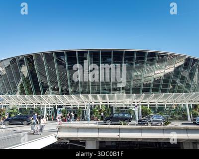 NICE, FRANCE - 26 SEPTEMBRE 2025 : extérieur du terminal 2 de l'aéroport de Nice Côte d'Azur en France ; Aéroport de Nice est le principal aéropot de la côte d'Azur Banque D'Images