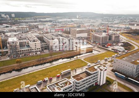 Vue sur la ville avec des bâtiments modernes en construction le long d'une petite rivière dans une zone urbaine, Boeblingen, Allemagne Banque D'Images