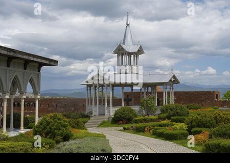 Élégant pavillon blanc dans un jardin bien entretenu avec un chemin courbe et vue sur la montagne, forteresse Rabati, Akhaltsikhe, région de Samtskhe-Javakheti, Samtskhe- Banque D'Images