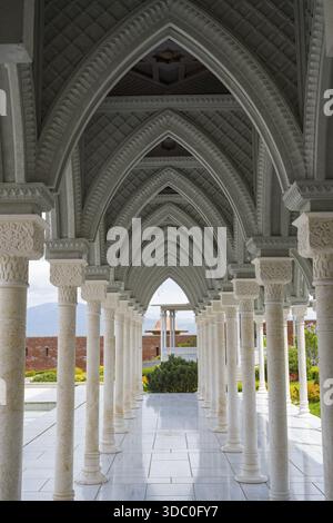 Vue détaillée d'un couloir voûté avec des colonnes et des arches en pierre sculptées, forteresse Rabati, Akhaltsikhe, région de Samtskhe-Javakheti, Samtskh Banque D'Images