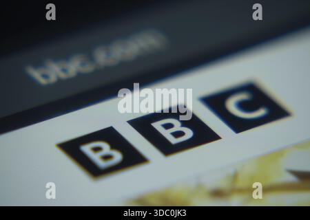 Dhaka, Bangladesh- 02 déc. 2025 : un gros plan de l'écran d'un ordinateur portable affiche l'interface web de la BBC dans un navigateur Banque D'Images