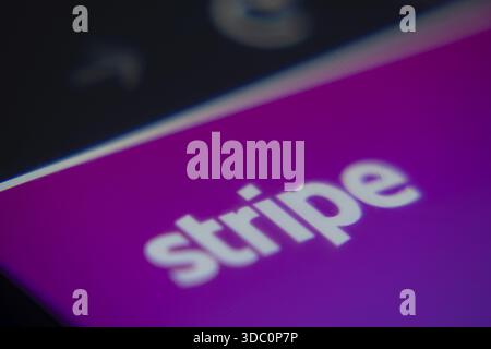 Dhaka, Bangladesh- 02 déc. 2025 : un gros plan de l'écran d'un ordinateur portable affiche l'interface Web Stripe dans un navigateur Banque D'Images