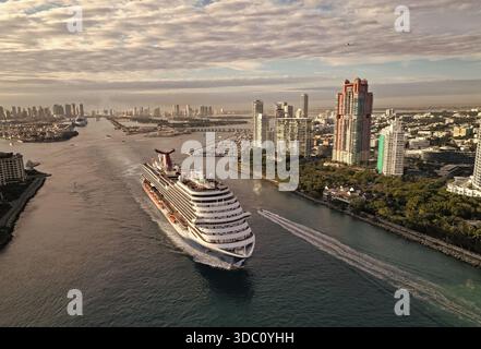 Miami, Floride, États-Unis - 11 janvier 2025 : Carnival Cruise Line. Excursion en bateau de croisière et voyage en mer. Bateau au départ du port de Miami, plage sud. Carnaval Banque D'Images