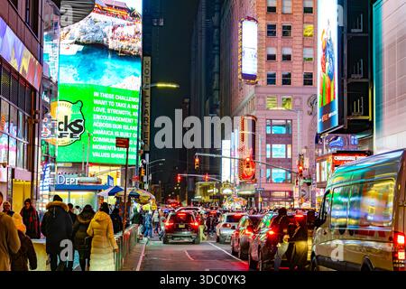 Times Square trafic nocturne avec panneaux d'affichage numériques lumineux, foules et lumières de la ville à New york Banque D'Images