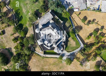 Vue par drone du château médiéval de Fenis dans la vallée d'Aoste, en Italie, montrant des tours de pierre, une cour intérieure et des murs défensifs au milieu des champs. Banque D'Images
