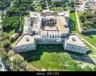 Vue aérienne de haut en bas de l'architecture normande-Souabe et des bastions du château de Barletta Banque D'Images