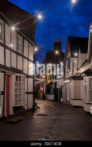 Lumières de Noël le long de la rue Butter au crépuscule. Alcester, Warwickshire, Angleterre Banque D'Images