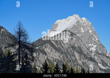 Lugauer, également appelé 'Cervin de Styrie', s'élevant majestueusement avec des pentes enneigées et des arbres Banque D'Images