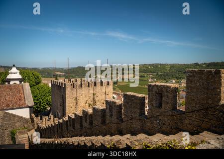 Remparts médiévaux et tours du château de Óbidos surplombant la campagne - Portugal Banque D'Images