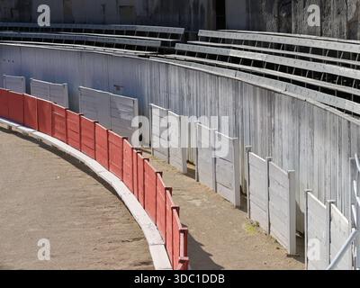 Barrières de combat de taureaux et défenses dans l'arène des arènes de l'amphithéâtre romain d'Arles, France. Banque D'Images