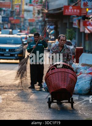 Bangkok, Thaïlande, 19 novembre 2025, rues animées de Chinatown remplies de marchés colorés. Banque D'Images