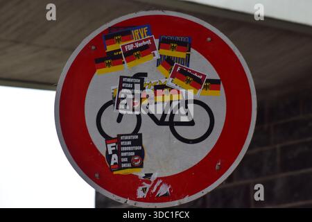 Panneau de signalisation presque recouvert d'autocollants indiquant les conflits en Allemagne Banque D'Images