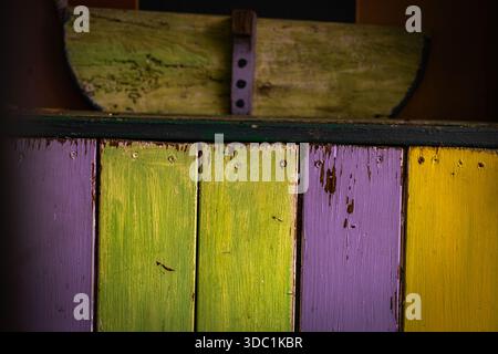 Planches en bois colorées avec un aspect altéré, peintes dans des teintes vibrantes et disposées dans un motif abstrait Banque D'Images