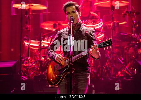Londres, Royaume-Uni. 18 décembre 2025. Kelly Jones des Stereophonics vus se produire en direct sur scène à l'O2 Arena. Stereophonics a joué à l'O2 Arena le 18 décembre 2025 comme la dernière date de leur 'Winter Arena Tour'. Stereophonics sont Kelly Jones, Richard Jones, Adam Zindani et Jamie Morrison Credit : SOPA images Limited/Alamy Live News Banque D'Images