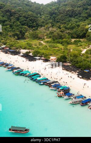 Vue aérienne de Turtle Beach sur l'île de Redang en Malaisie. Un groupe de bateaux touristiques sur une plage tropicale Banque D'Images