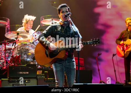 Londres, Royaume-Uni. 18 décembre 2025. Kelly Jones des Stereophonics vus se produire en direct sur scène à l'O2 Arena. Stereophonics a joué à l'O2 Arena le 18 décembre 2025 comme la dernière date de leur 'Winter Arena Tour'. Stereophonics sont Kelly Jones, Richard Jones, Adam Zindani et Jamie Morrison (photo de Bonnie Britain/SOPA images/SIPA USA) crédit : SIPA USA/Alamy Live News Banque D'Images
